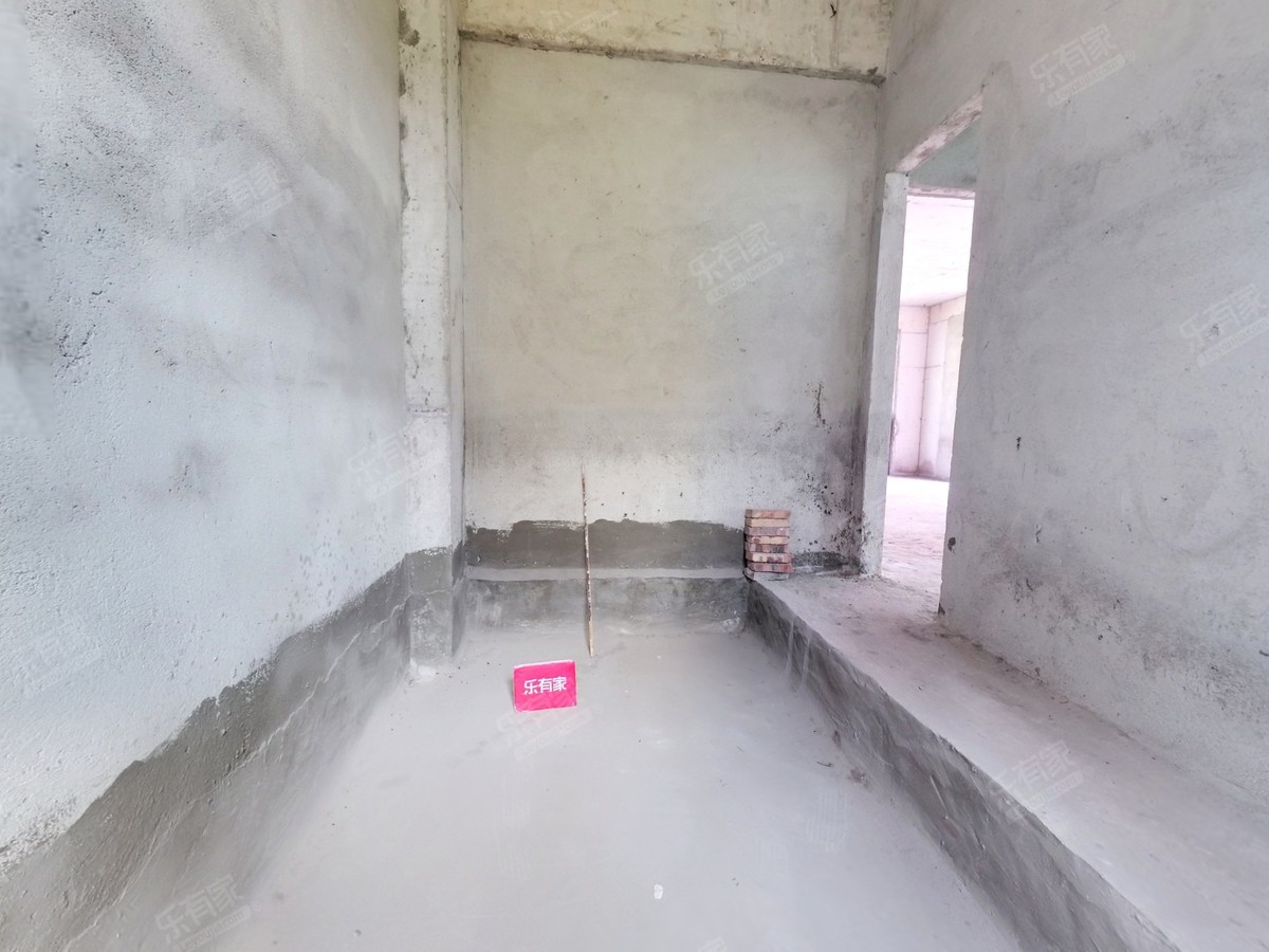 濠东翠苑整栋自建房业主诚心出售，位置很好，门口可通车