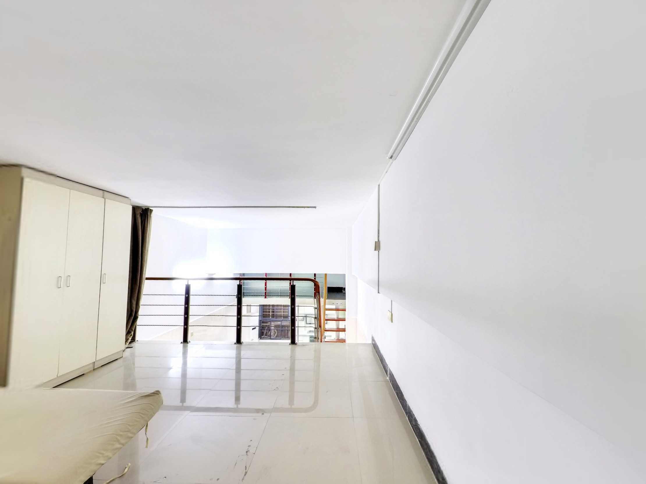 距1号地铁线坪洲站D出口几百米左右，附近公交站点多，出行方便