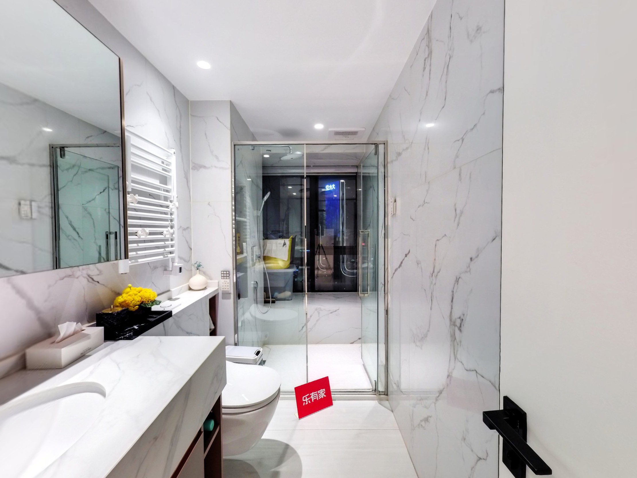 华侨城大社区，次新房，装修保养好，拎包入住