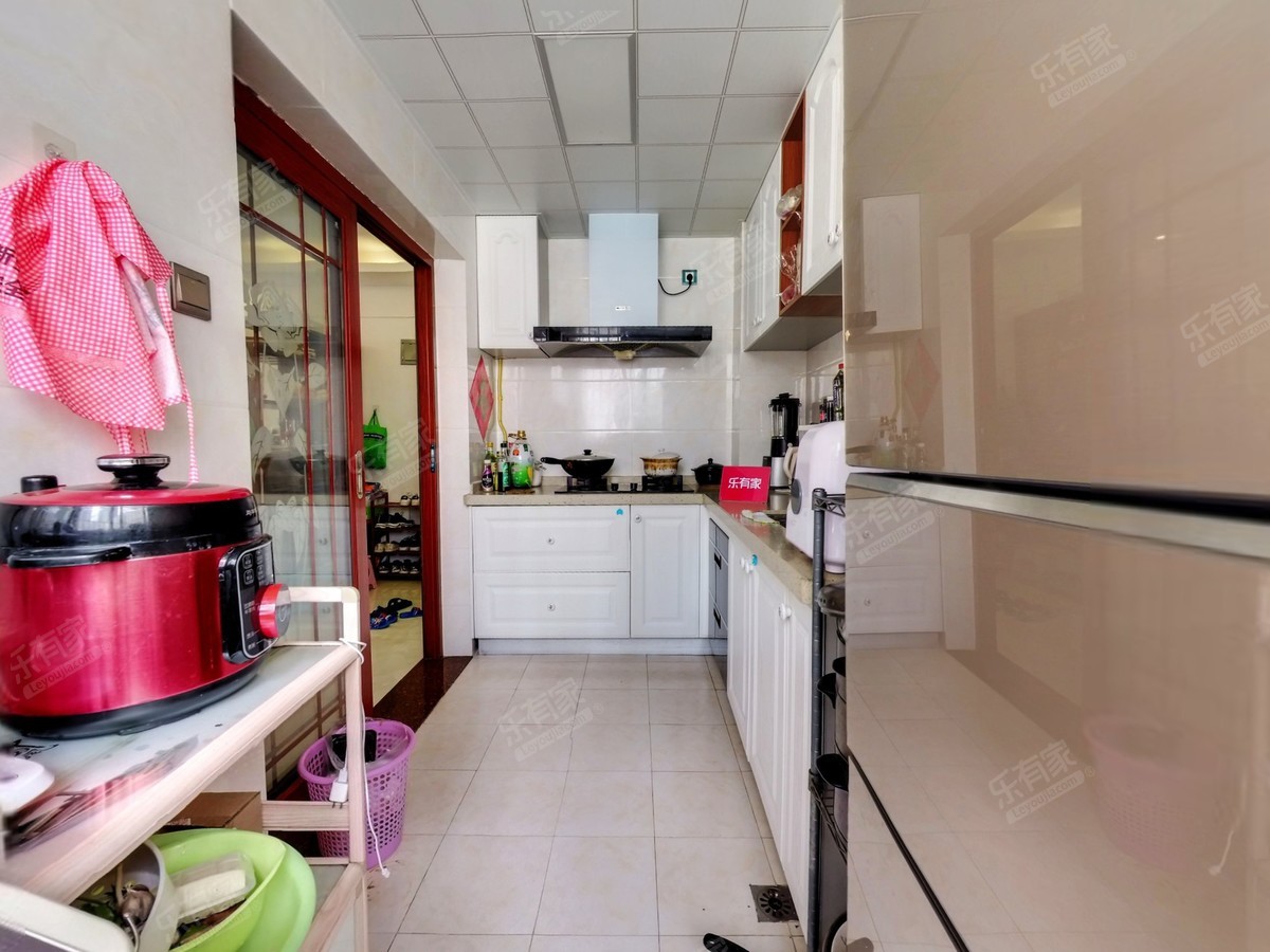 宝安体育馆旁，石鸿小洋房刚需两房，满五唯税费少，诚心出售