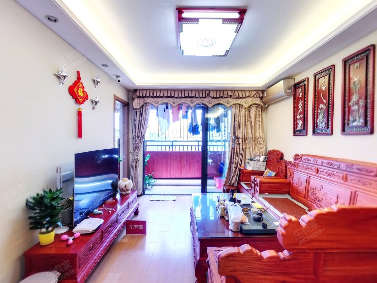 万科公园里精装三房出售，户型方正，通风采光好！