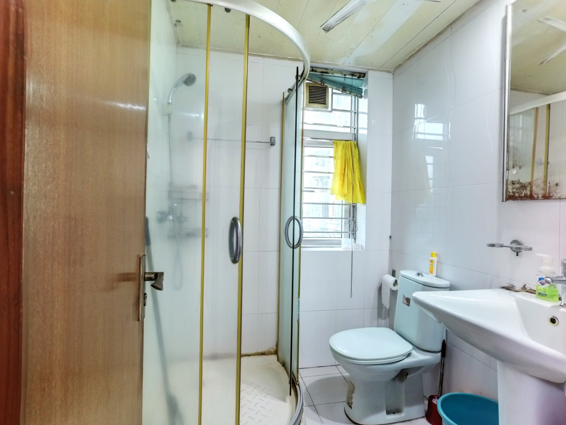 地铁4号线和10号线交汇地铁口福田口岸站，近香港只要一河之隔