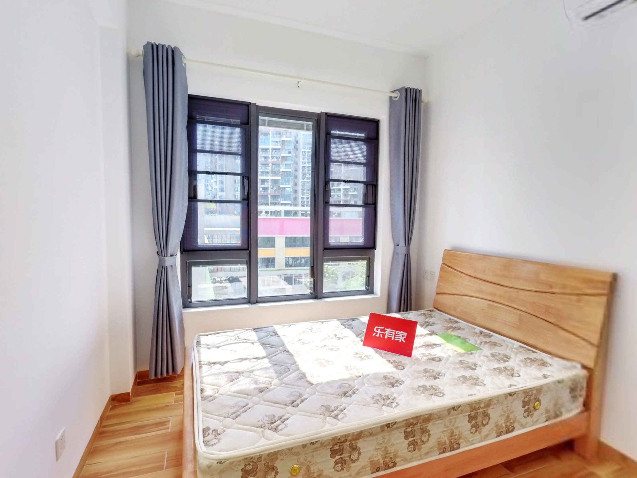 华强城三期，方正户型，采光通风佳，楼龄新，车位足，重点学校旁，业主诚售，随时看房！