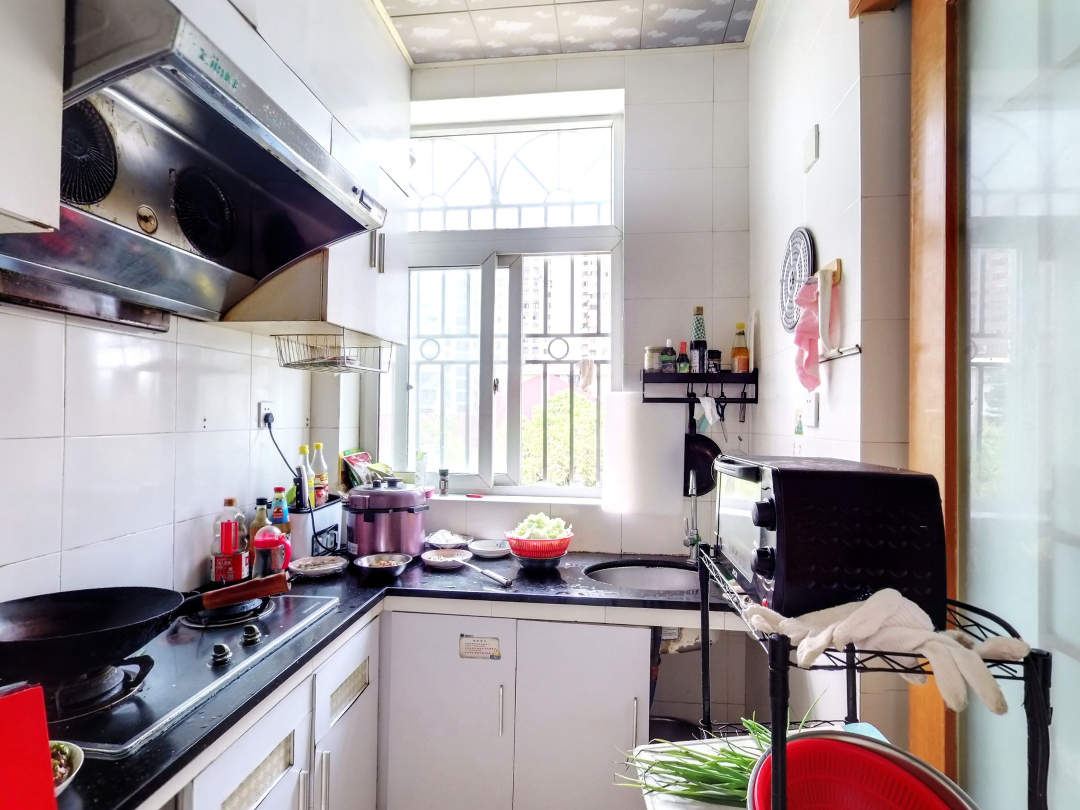 南北通透3室2厅，近公园与地铁，出行便利，舒适生活空间。