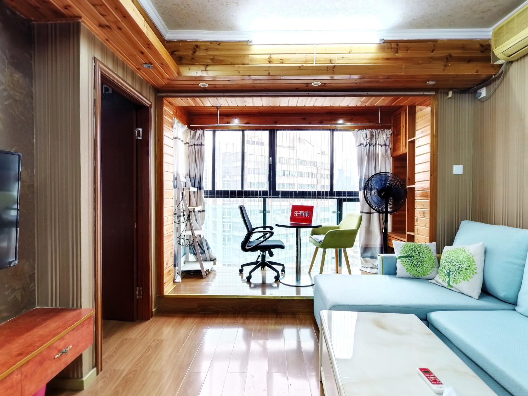 宽敞两室两厅，舒适生活空间，公园环绕，地铁便捷出行，理想家居选择。