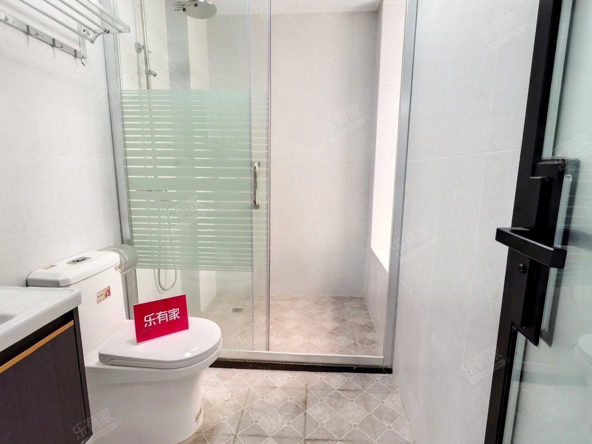 业主诚心出售，地铁口新小区，低于市场价惜售！！！