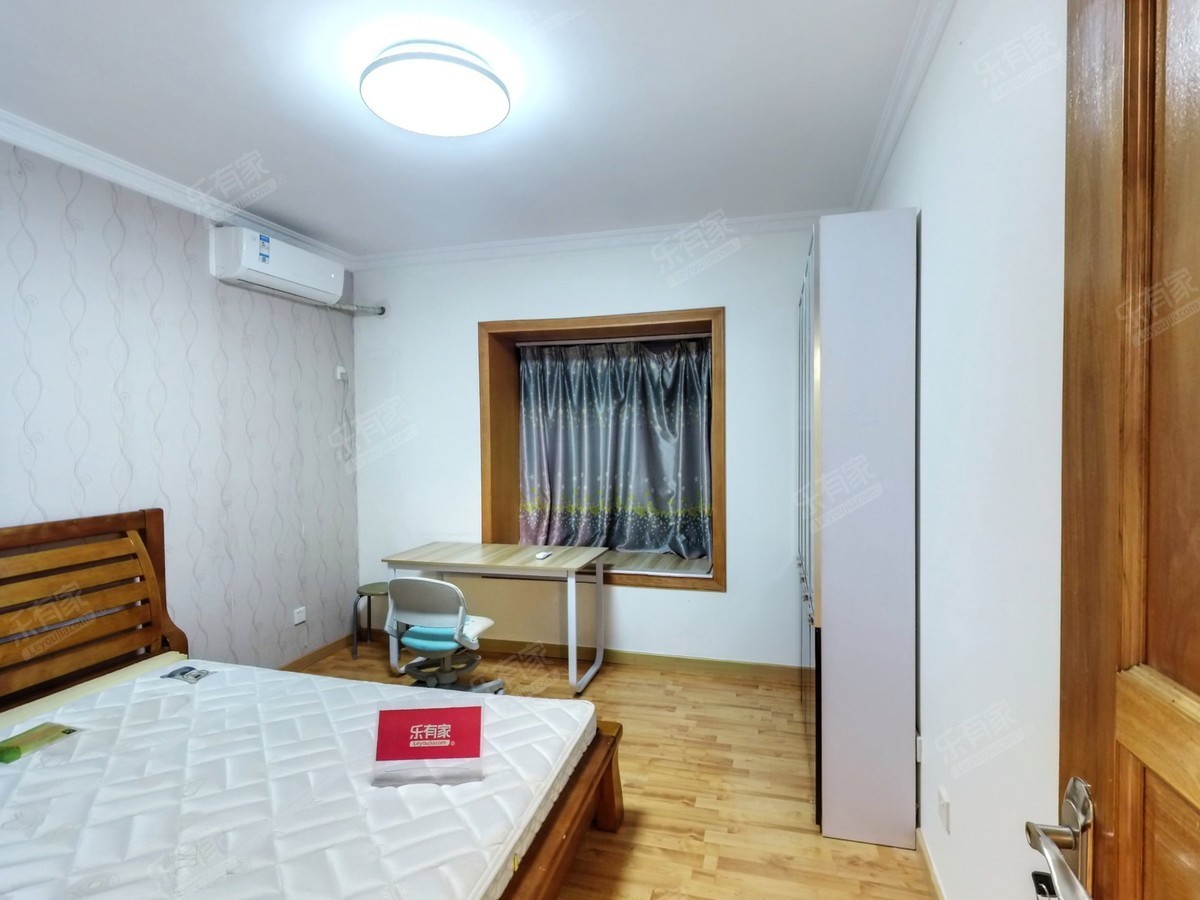 万科彩园东北普装4室2厅173m