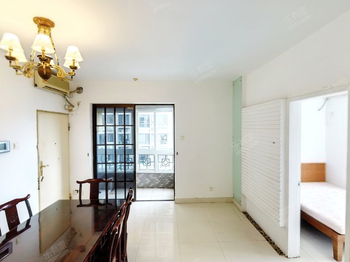 南北通透三室两厅，公园旁近地铁，出行便利，舒适生活尽在此处。