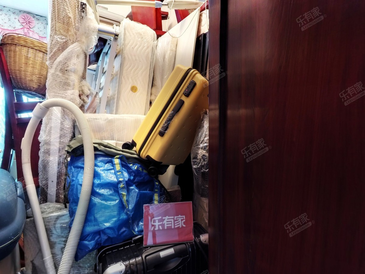 绿茵阁精装三房，业主诚心出售状态非常好。