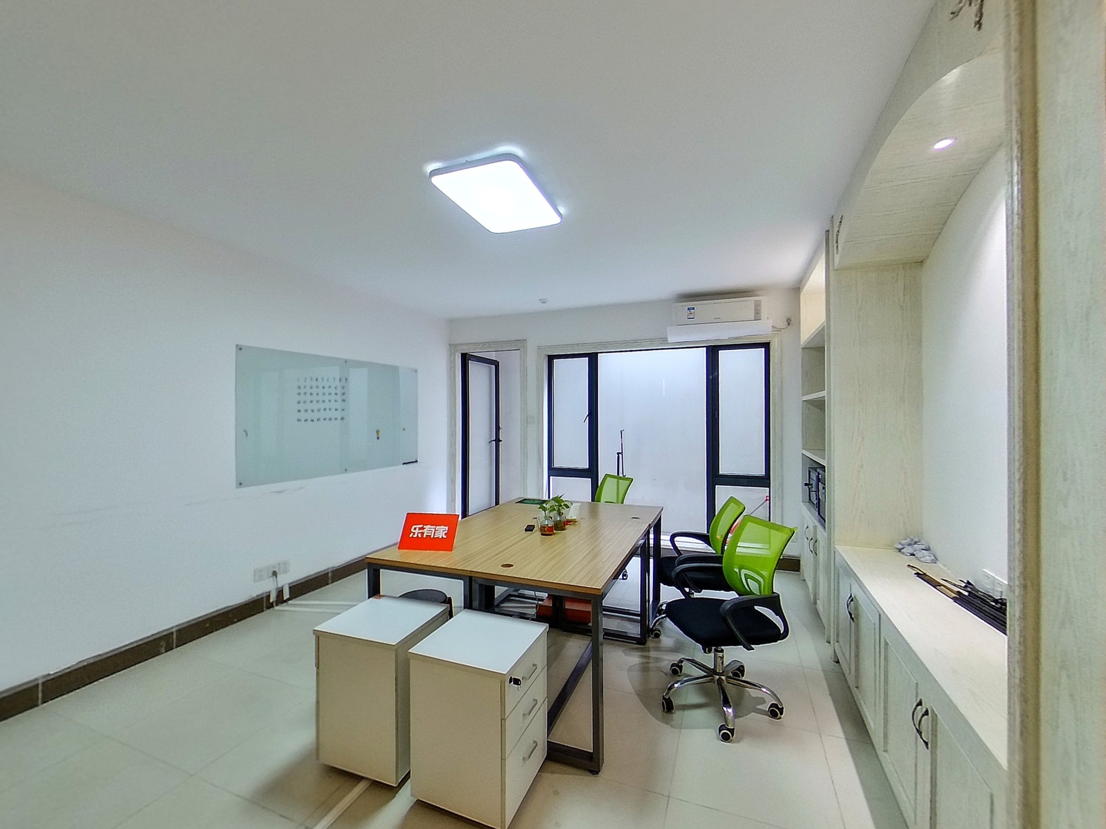 万科城坐落于坂雪岗大道，位于华为对面，离坂雪岗科技城一公里的