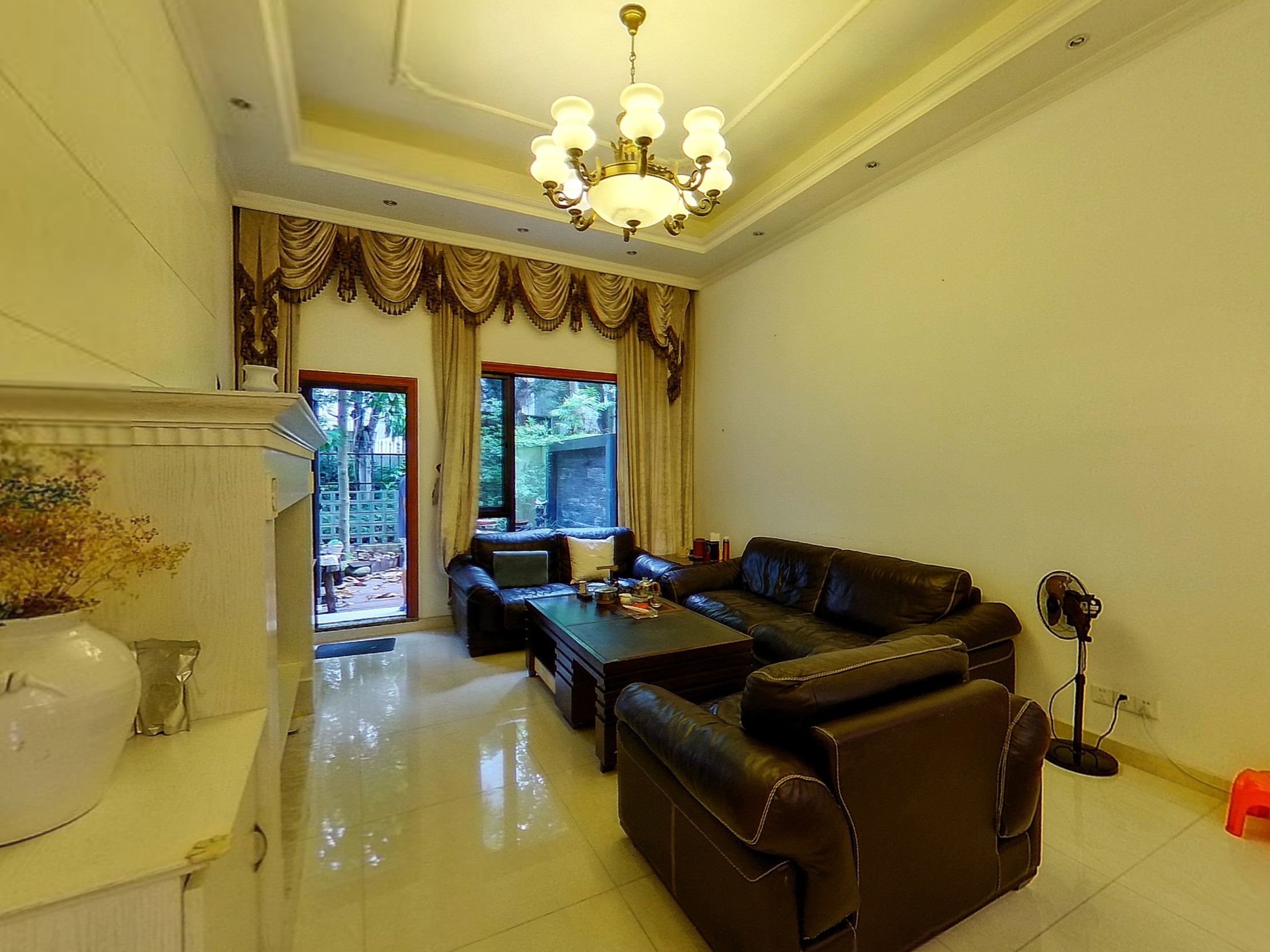 万科城坐落于坂雪岗大道，位于华为对面，离坂雪岗科技城一公里的