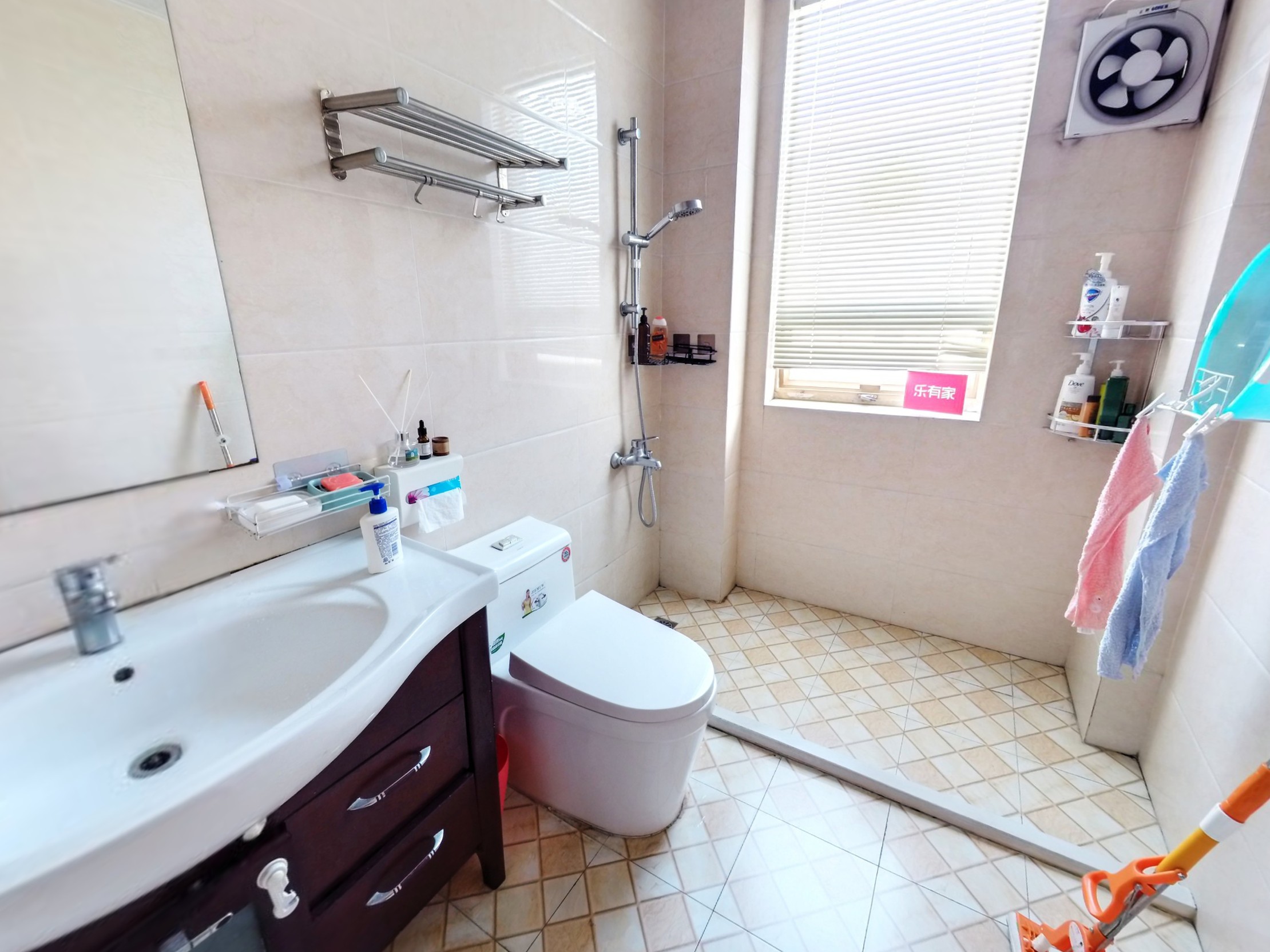 27栋花园社区，客厅出阳台，有泳池和幼儿园