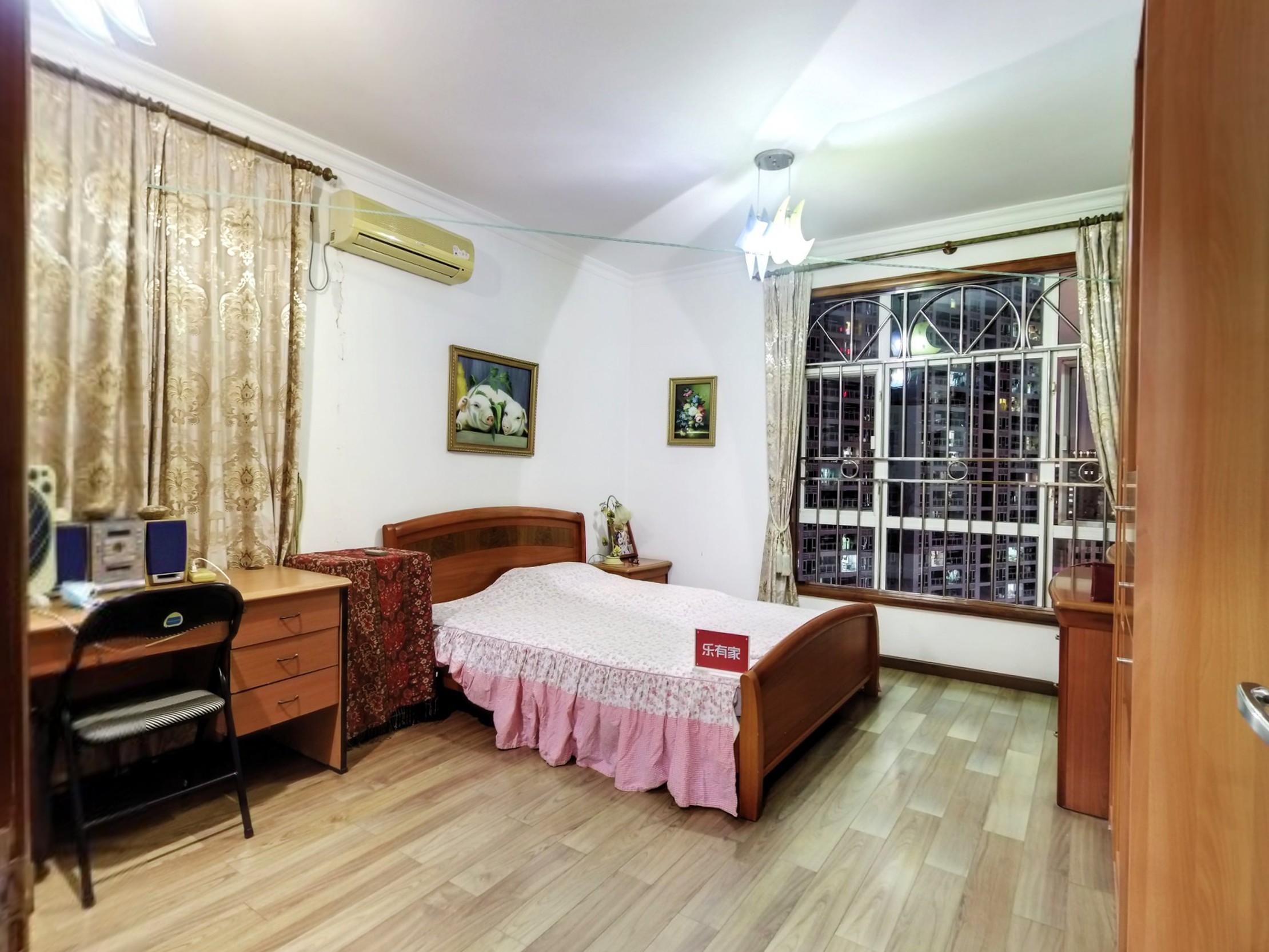 有地面花园和空中花园，享受自然气息。小区人车分流、