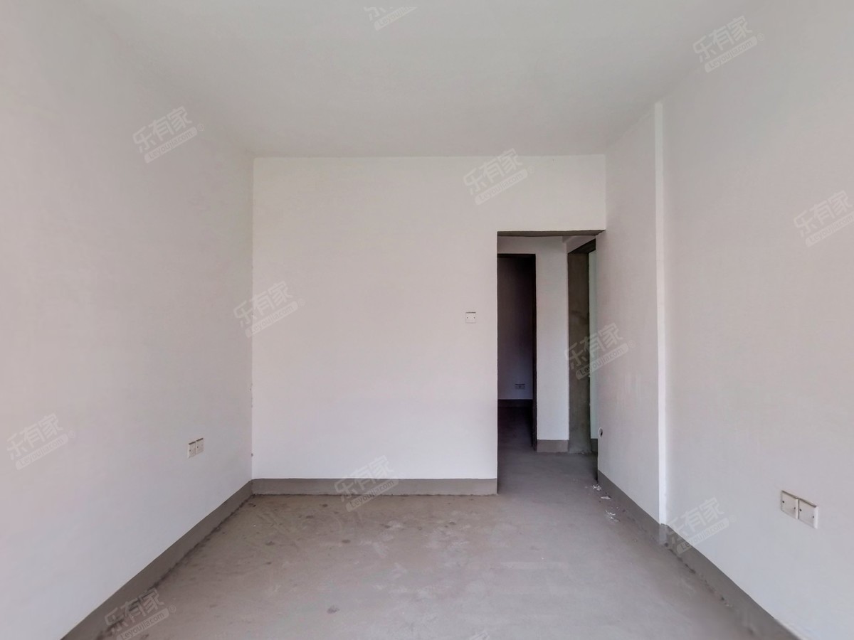 雅湖半岛大平台三房，看湖景。