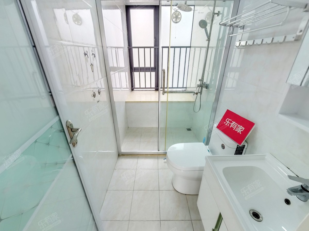 华颢豪庭装修三房两卫，朝南安静不吵