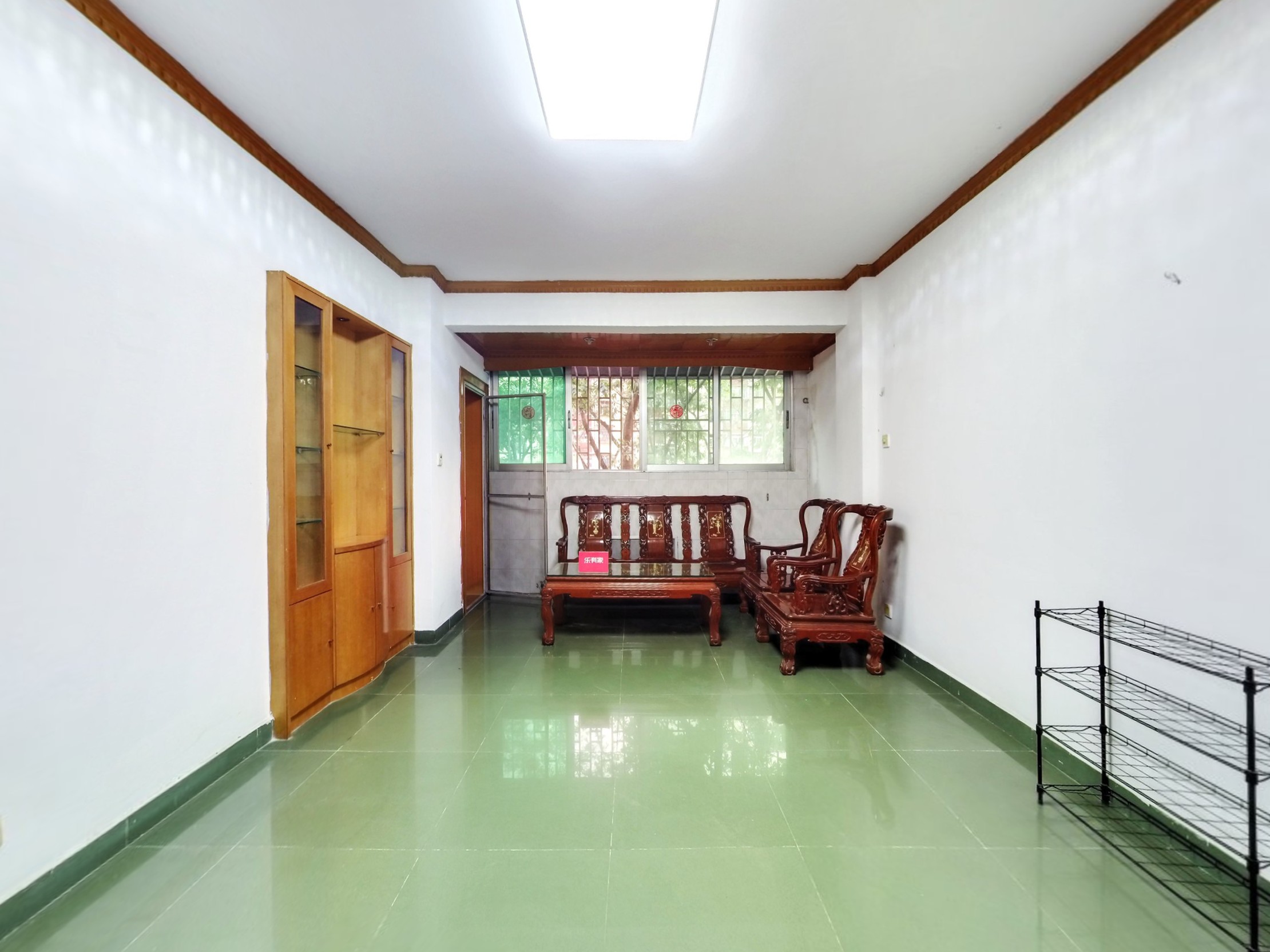 小区是楼梯房大社区，居家氛围浓，周边是纯住宅片区，