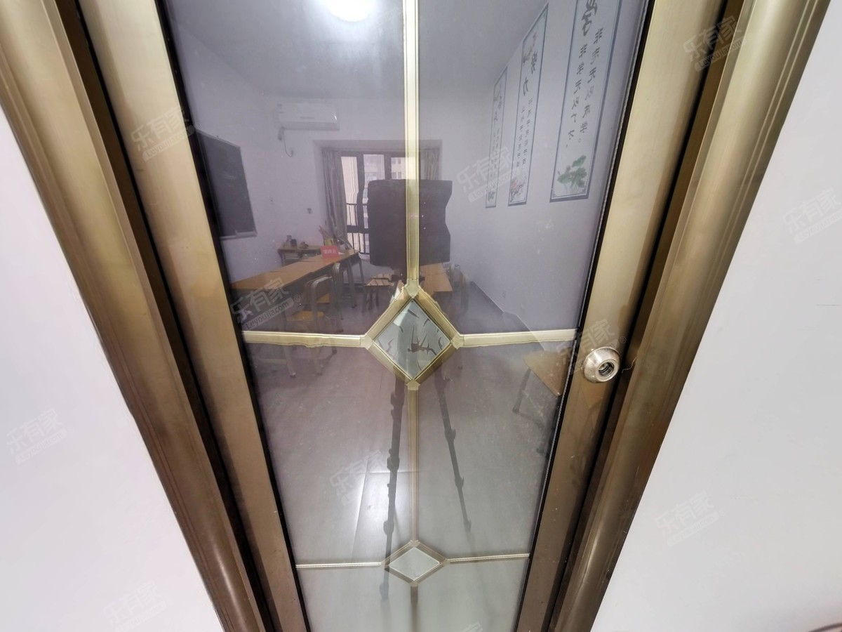 花园小区南北通大三房，随时看房方便，业主诚心卖