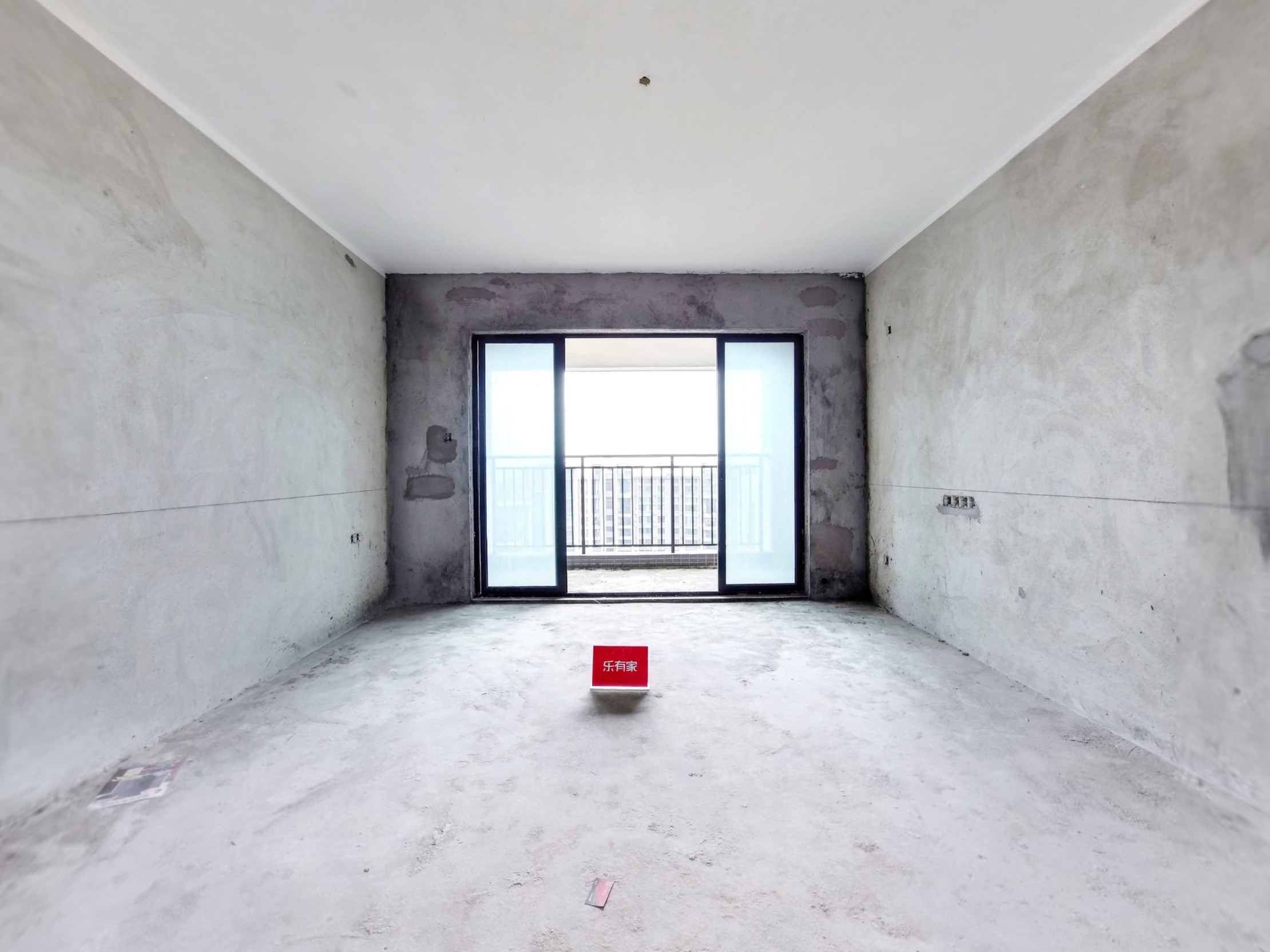 天奕国际广场，税费低，户型方正，朝南采光好，带空中花园，业主诚心出售，随时看房！