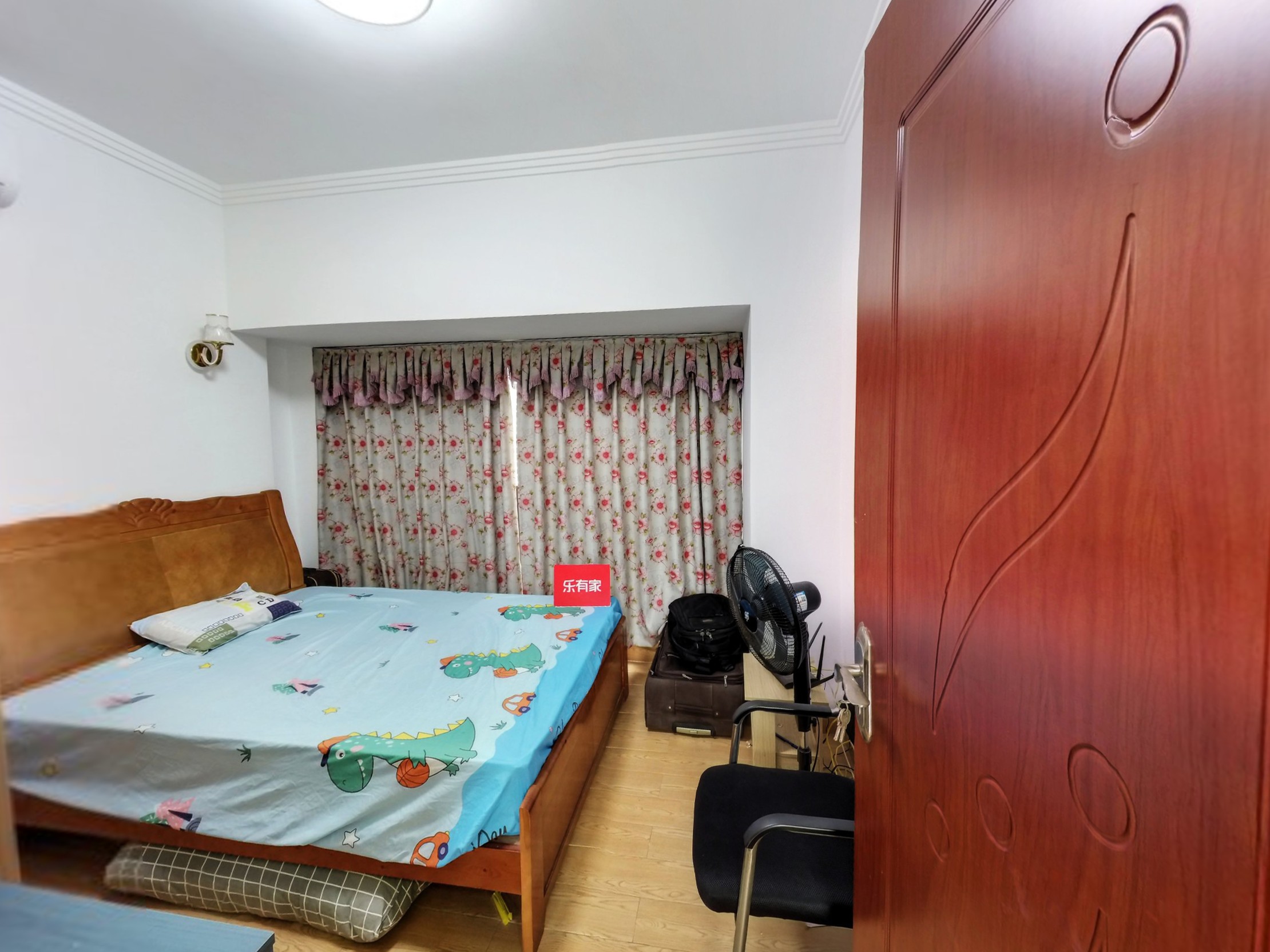 西向三室两厅，宽敞舒适，公园环绕，地铁便捷出行，理想家庭居所。