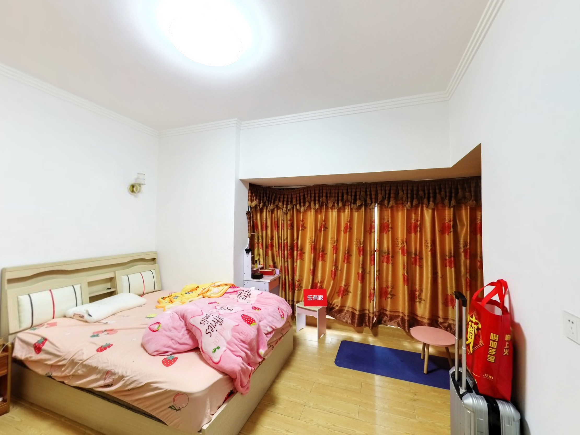 西向三室两厅，宽敞舒适，公园环绕，地铁便捷出行，理想家庭居所。