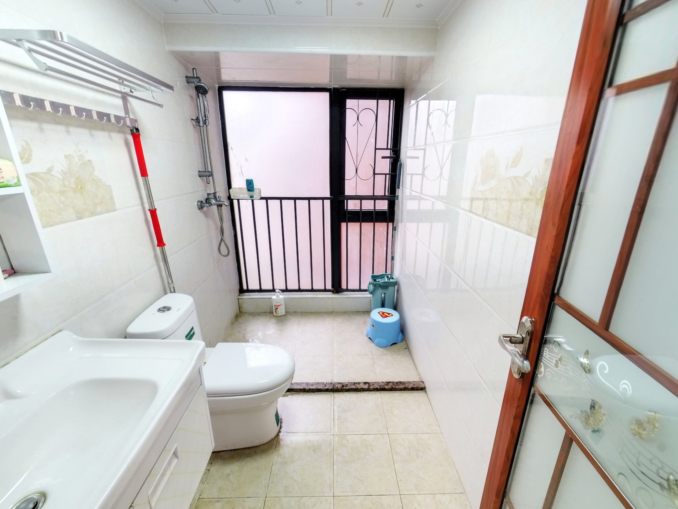 西向三室两厅，宽敞舒适，公园环绕，地铁便捷出行，理想家庭居所。