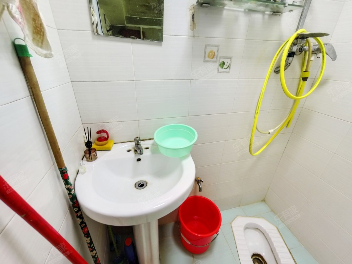 信成小区，新出业主诚心出售好房，价格美丽