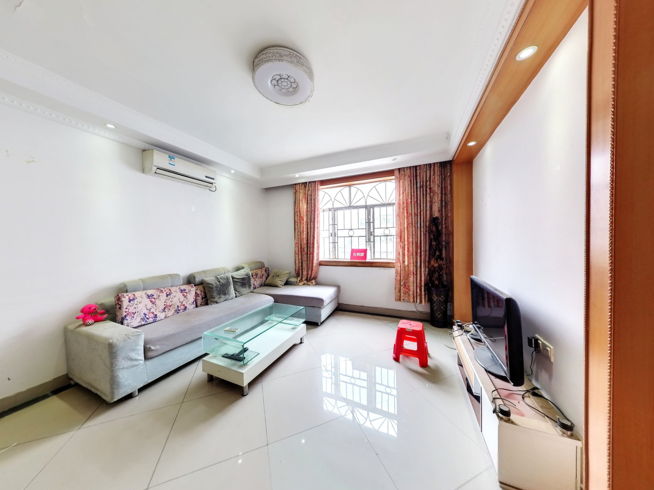 德兴花园诚心出售，低于均价，方正户型，通风采光佳，带地面花园与架空层花园，税费低。