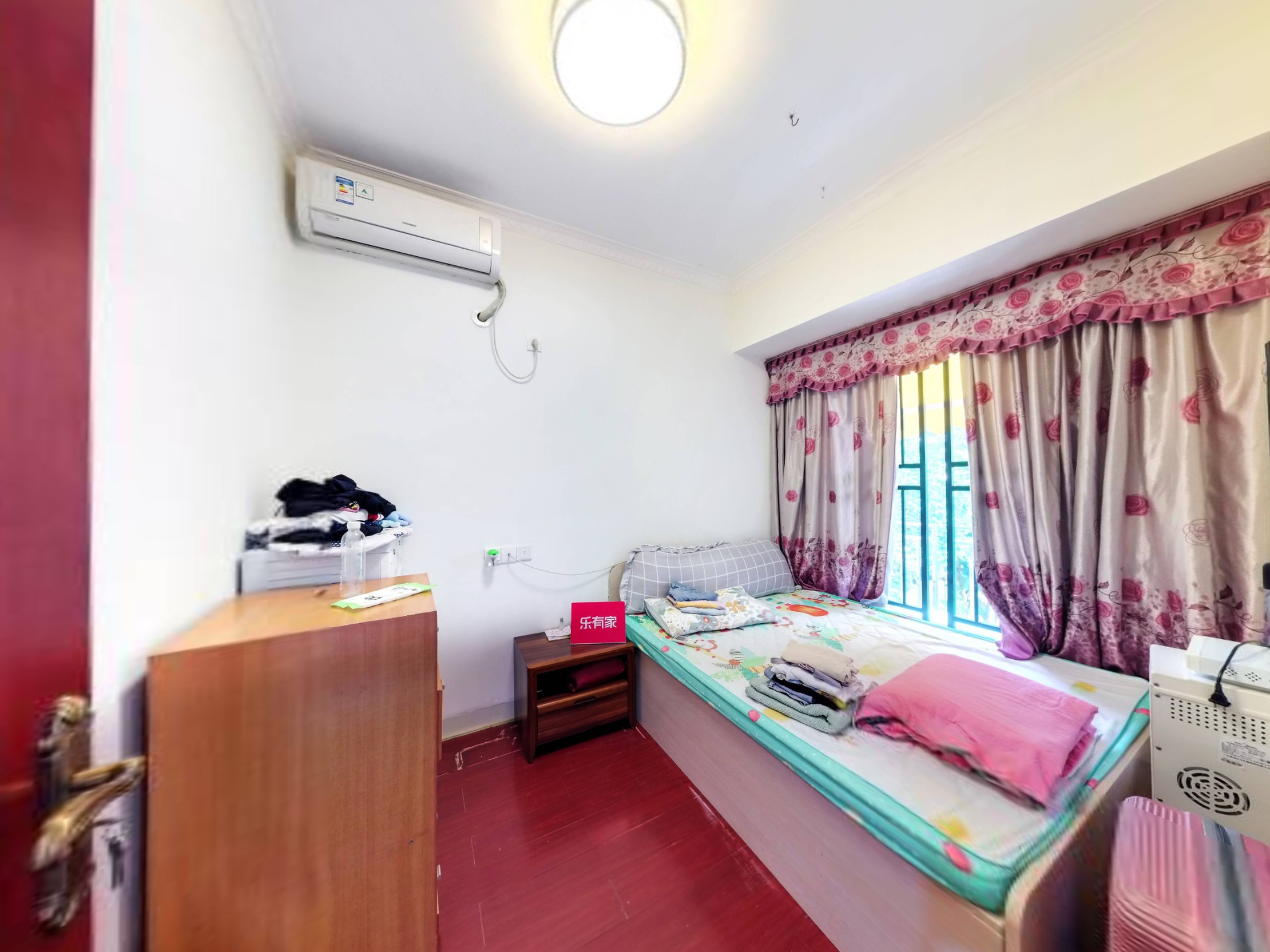 阳台出大露台的，业主诚心卖，产权清晰，小区车位充足