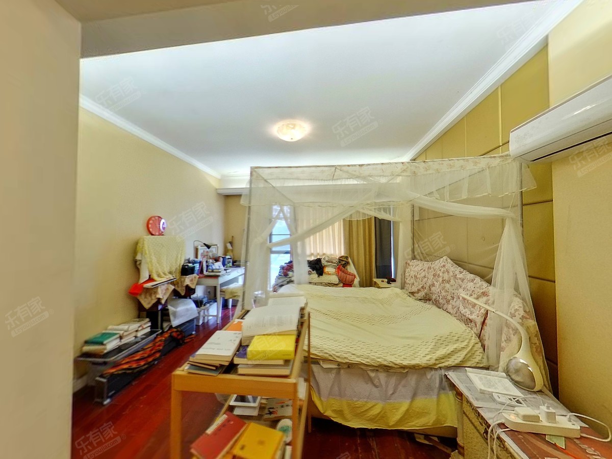 环境优美，绿化好，容积率低，小区楼下游泳池