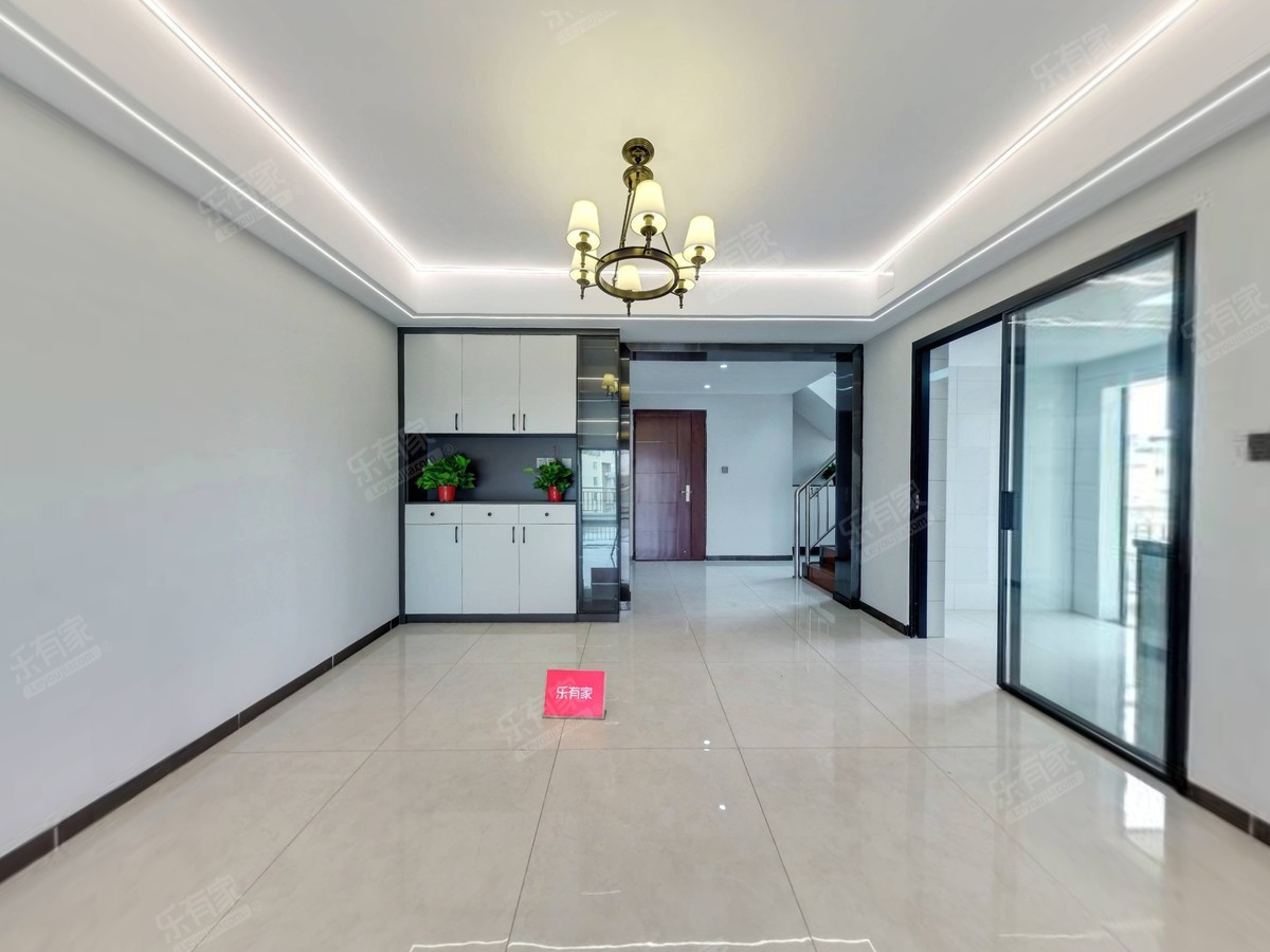 健康花城一期顶楼复式，带大露台。