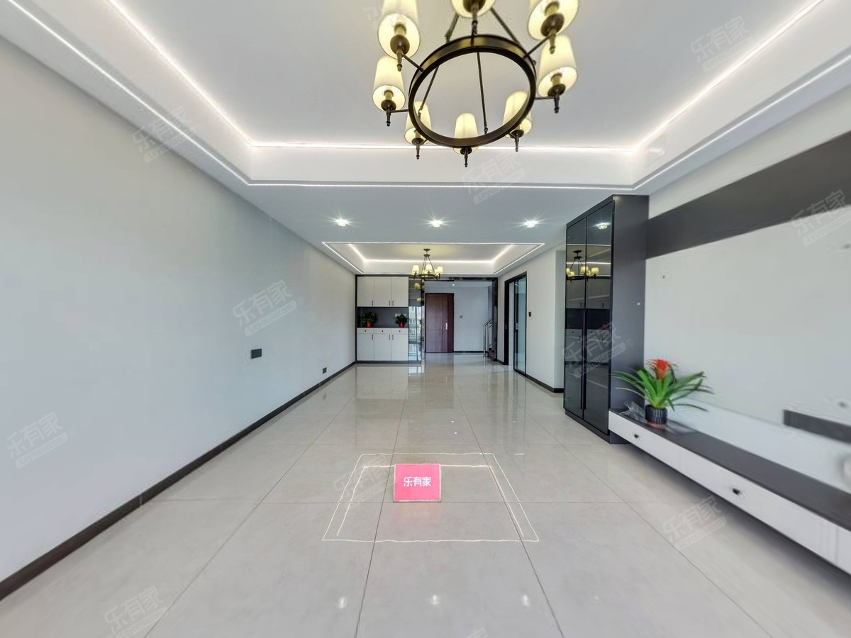 健康花城一期顶楼复式，带大露台。