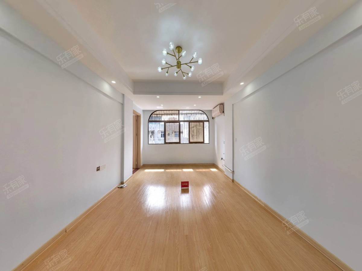 地铁旁3室1厅，76.3舒适空间，小区花园环境优美，生活便利。