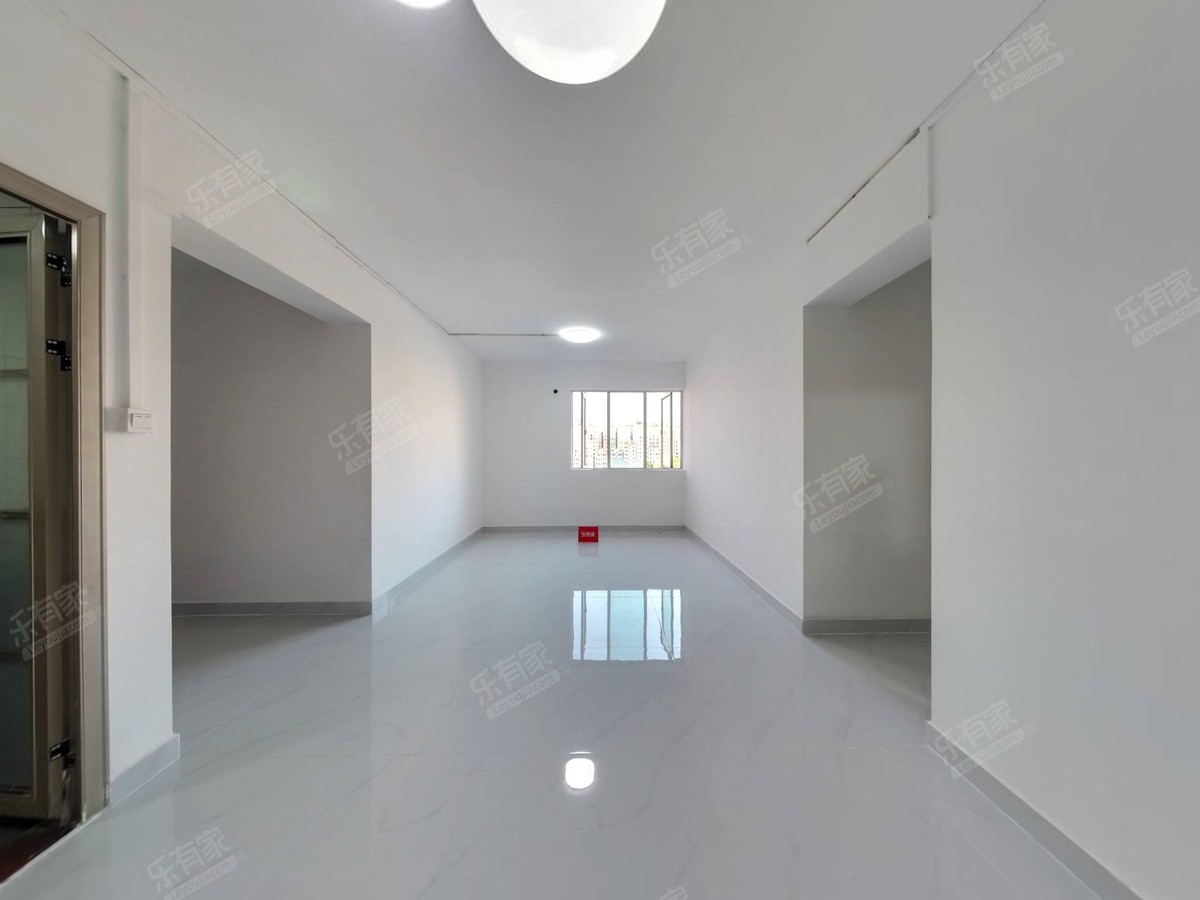 布吉地铁口，精装三居室，诚心出售