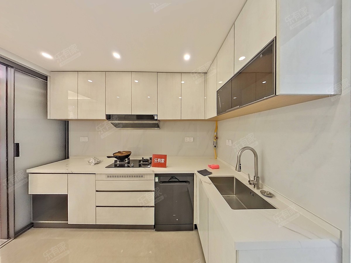 大花园社区，配套完善，近莲花山，地铁站