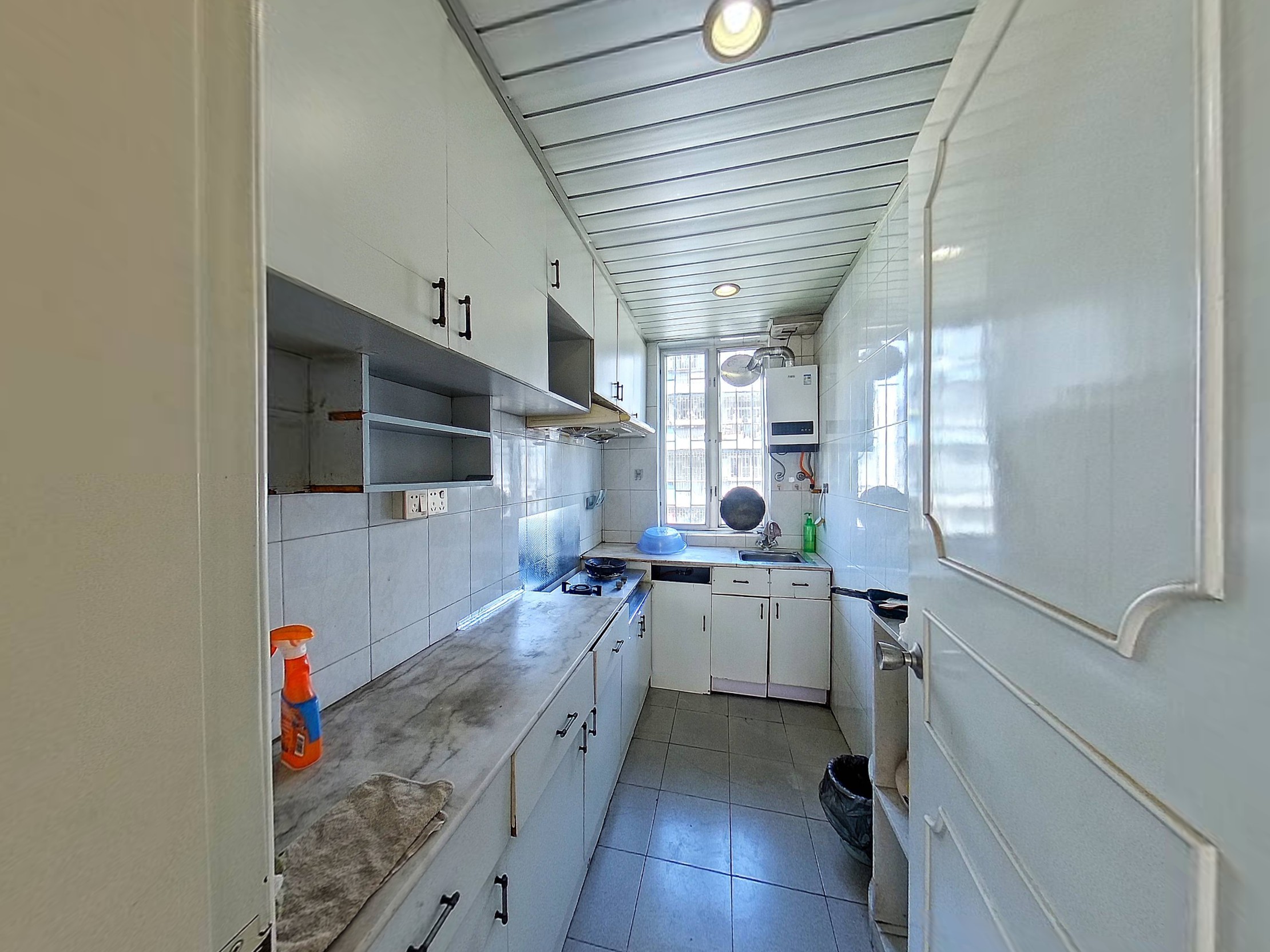 南北通透三室两厅，公园环绕，地铁便捷，理想居家选择。