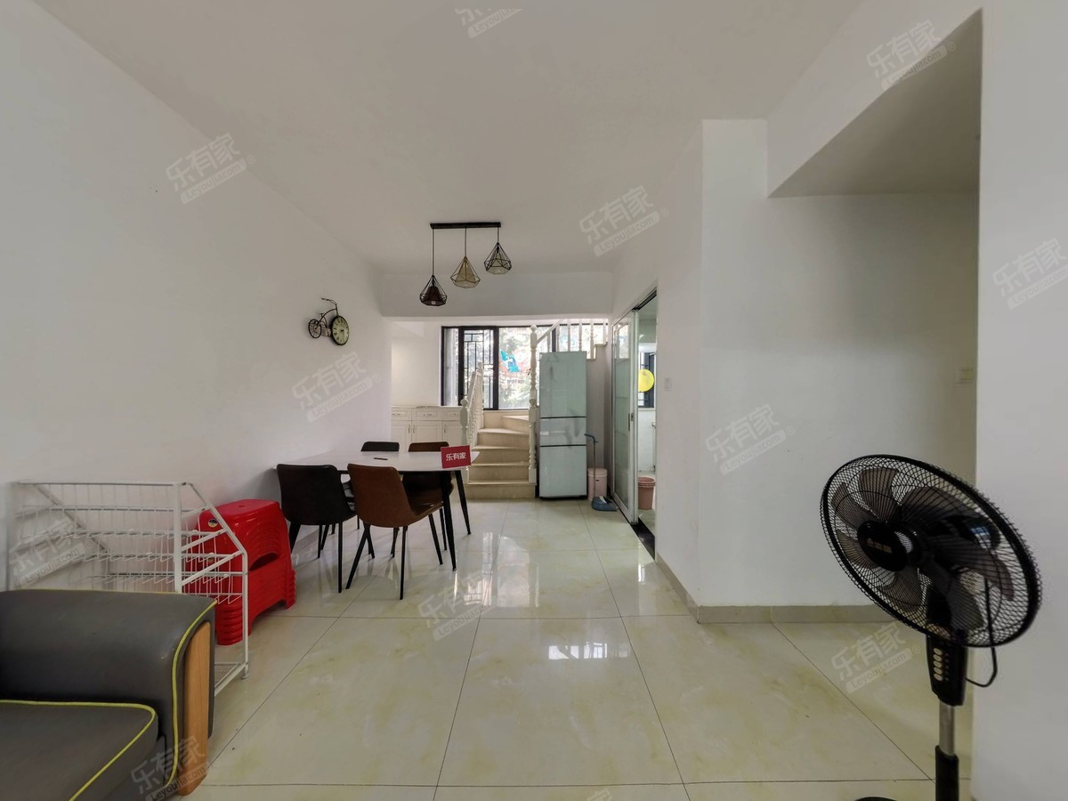 业主诚心出售，小区配套完善，环境好