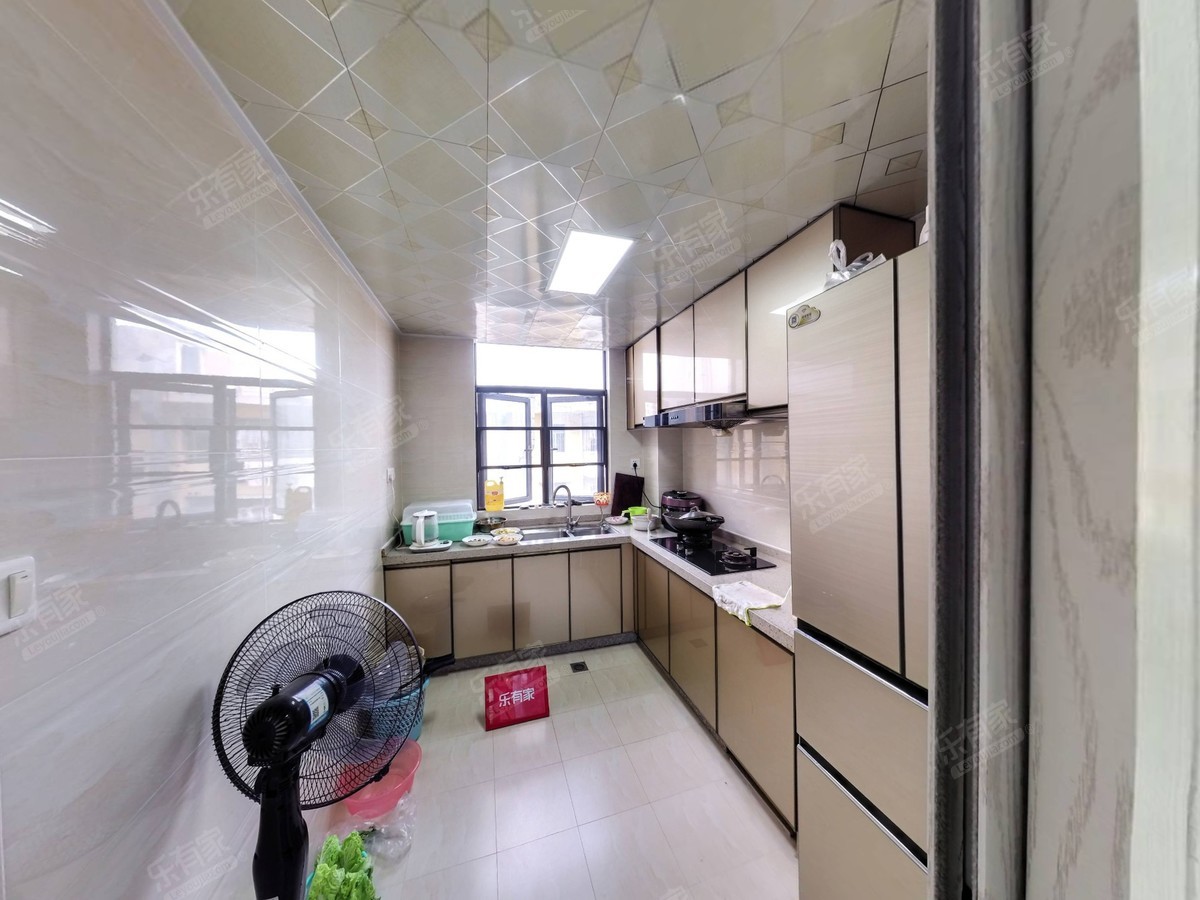 布吉地铁口精装修三房三个阳台满五年采光好