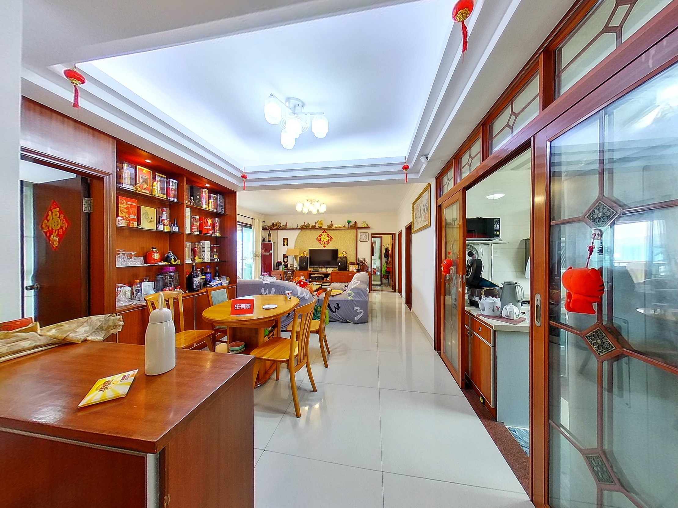 深物业新华城花园，户型方正，通风采光优，临近重点学校，附带地面花园，人车分流，预约后可实地看房。