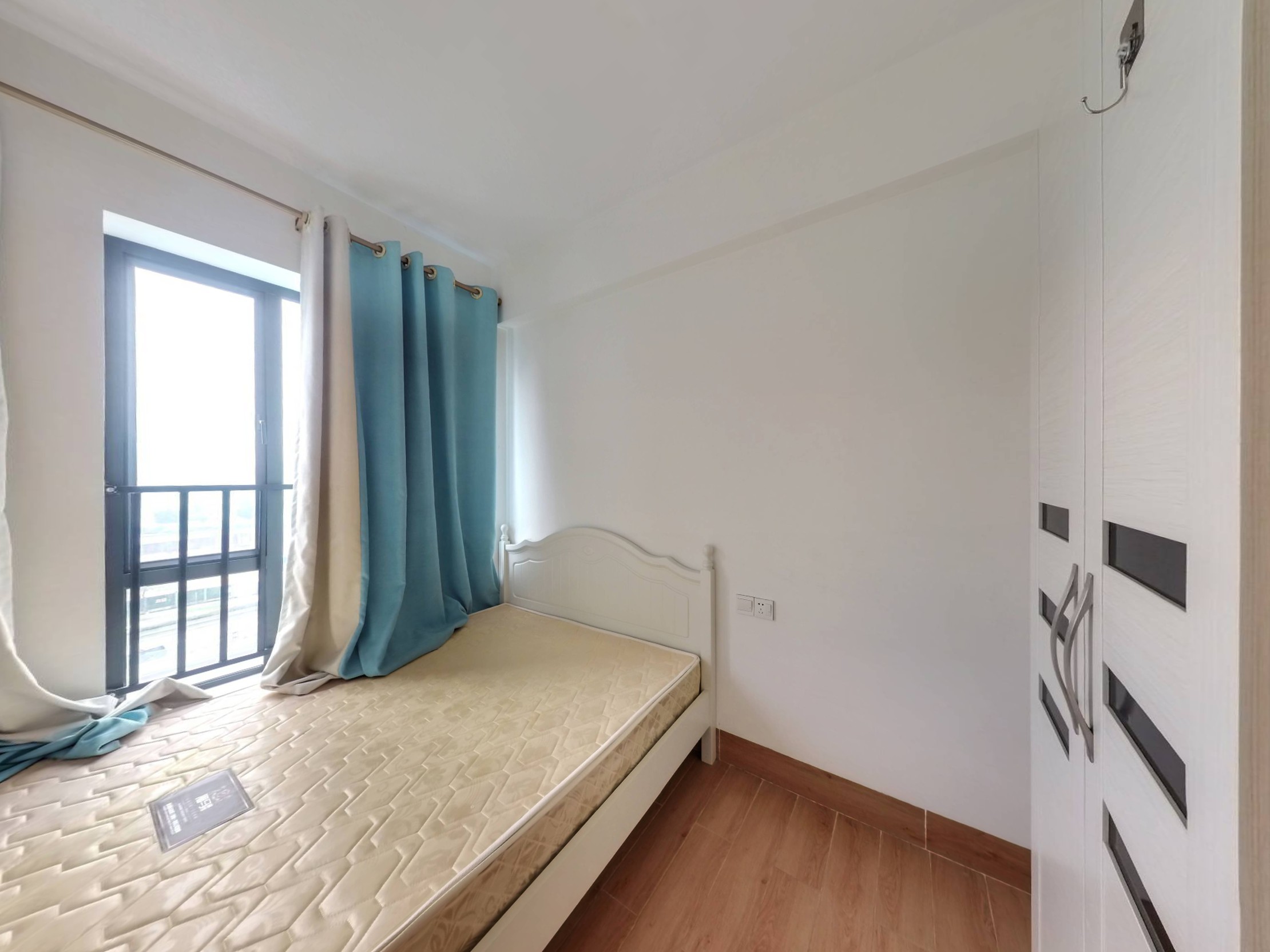 家私家电齐全，全屋定制装修。南北对流户型