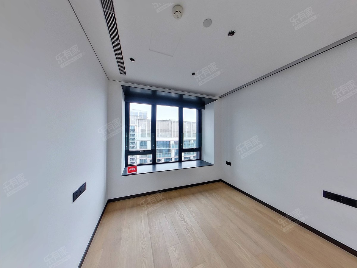 南向5室2厅，宽敞舒适，近地铁和公园，出行便利，理想家庭居所。