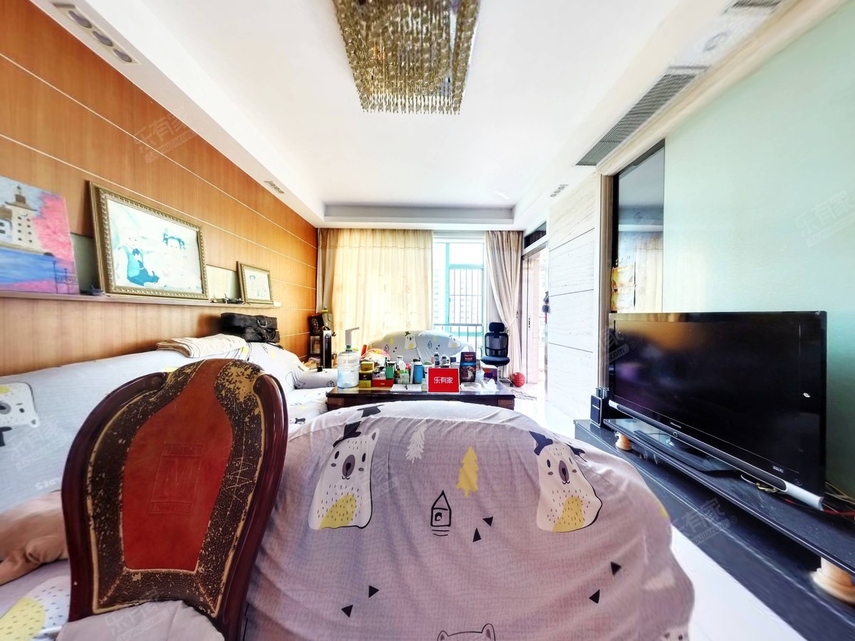 看湖景三房临近东区商圈视野采光非常好