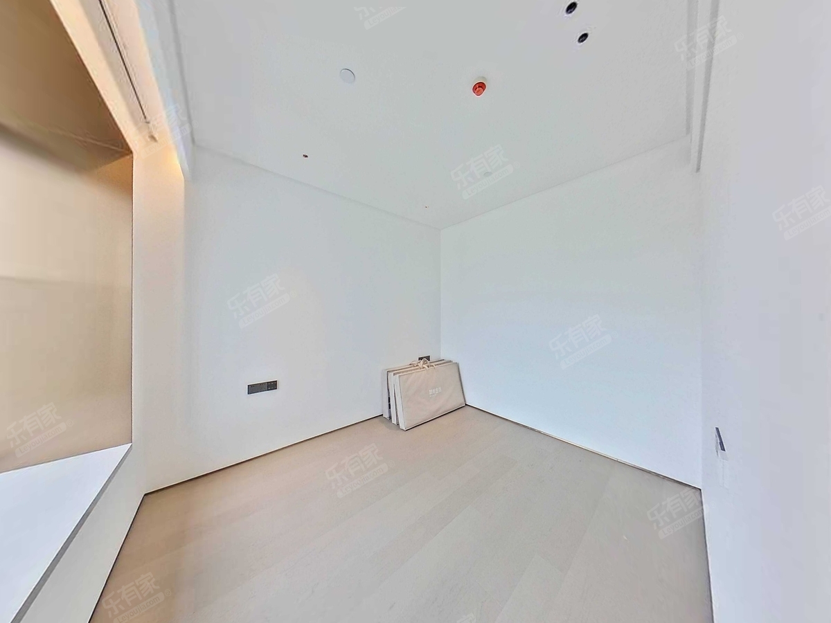 全新装修未入住！业主诚意出售！价格可谈！性价比高