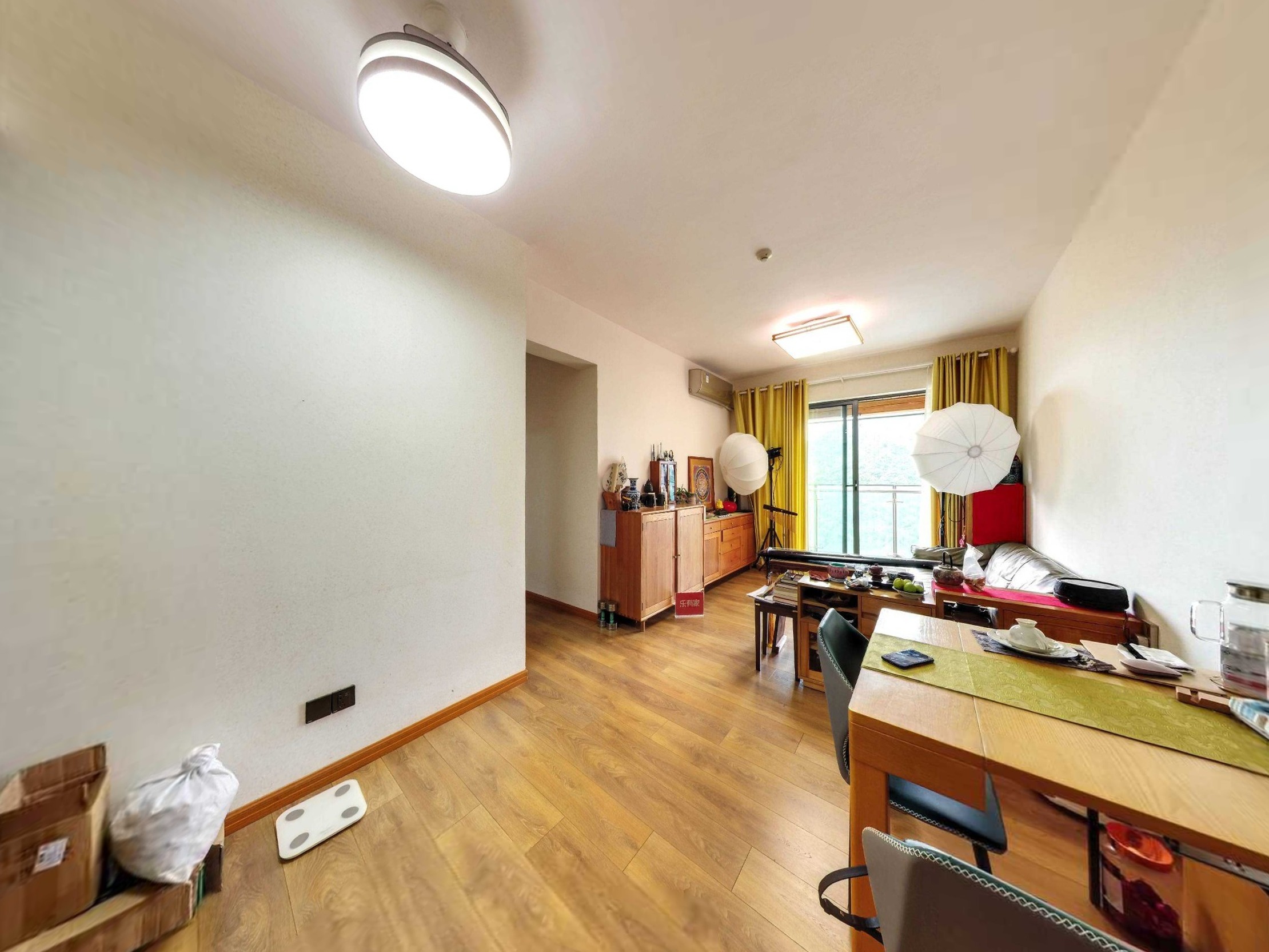 房子装修很不错，家私齐全，有独立卫生间，离地铁口不远，交通便