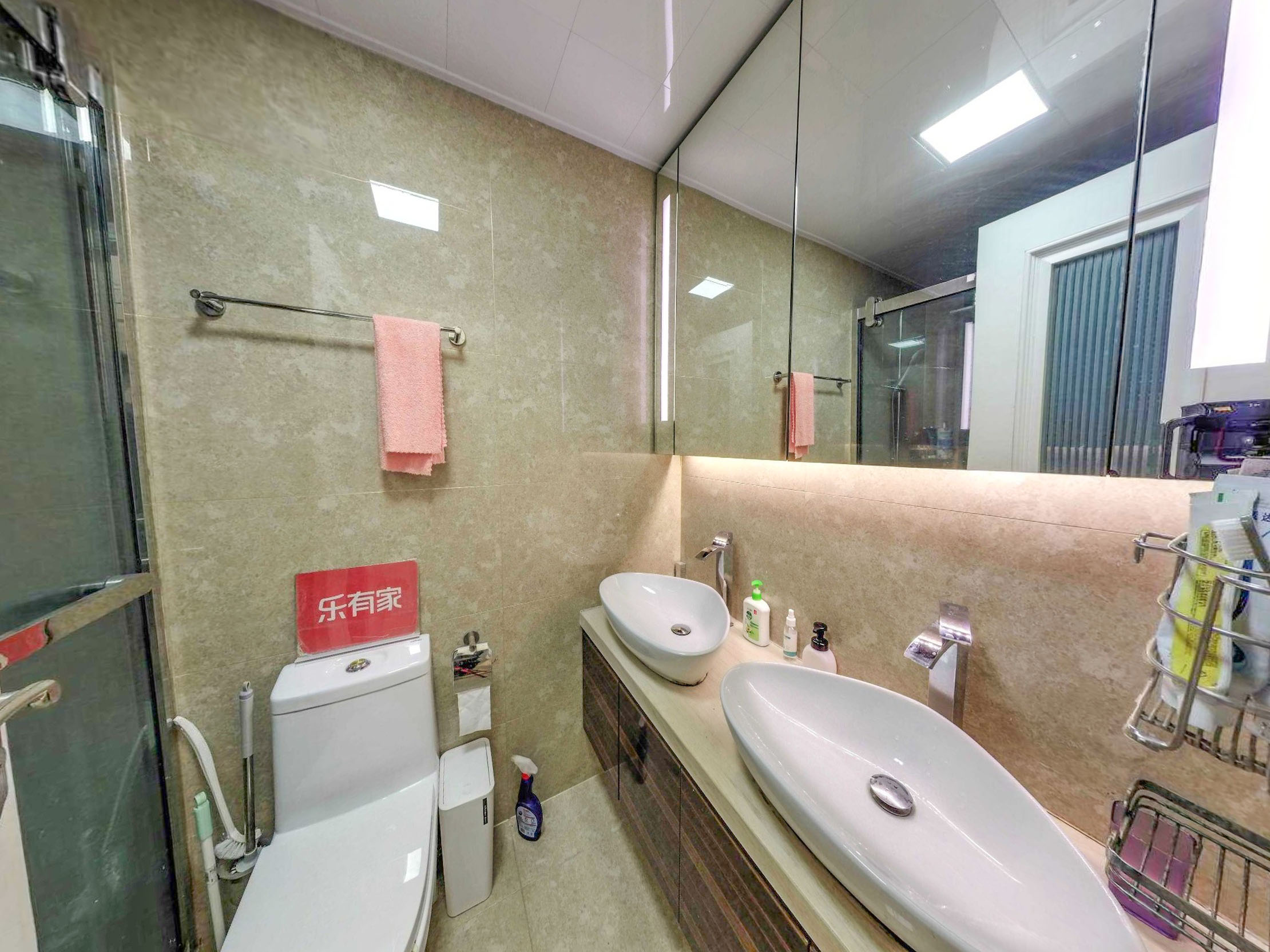 房子装修很不错，家私齐全，有独立卫生间，离地铁口不远，交通便