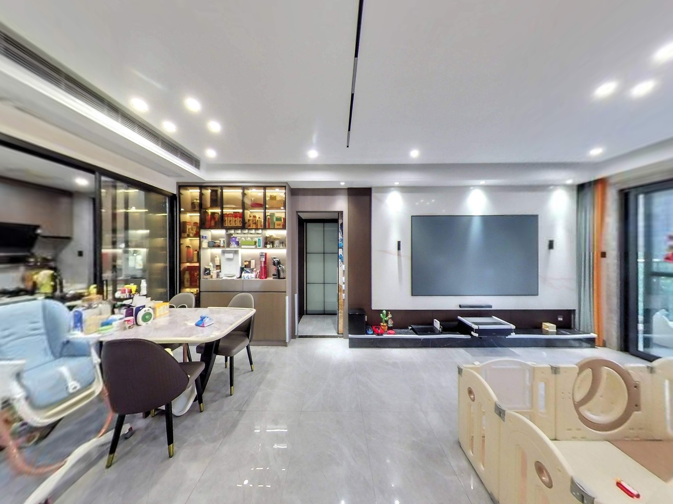 12号线地铁口，新天虹对面，京基御景珑庭，精装四房，诚心出售