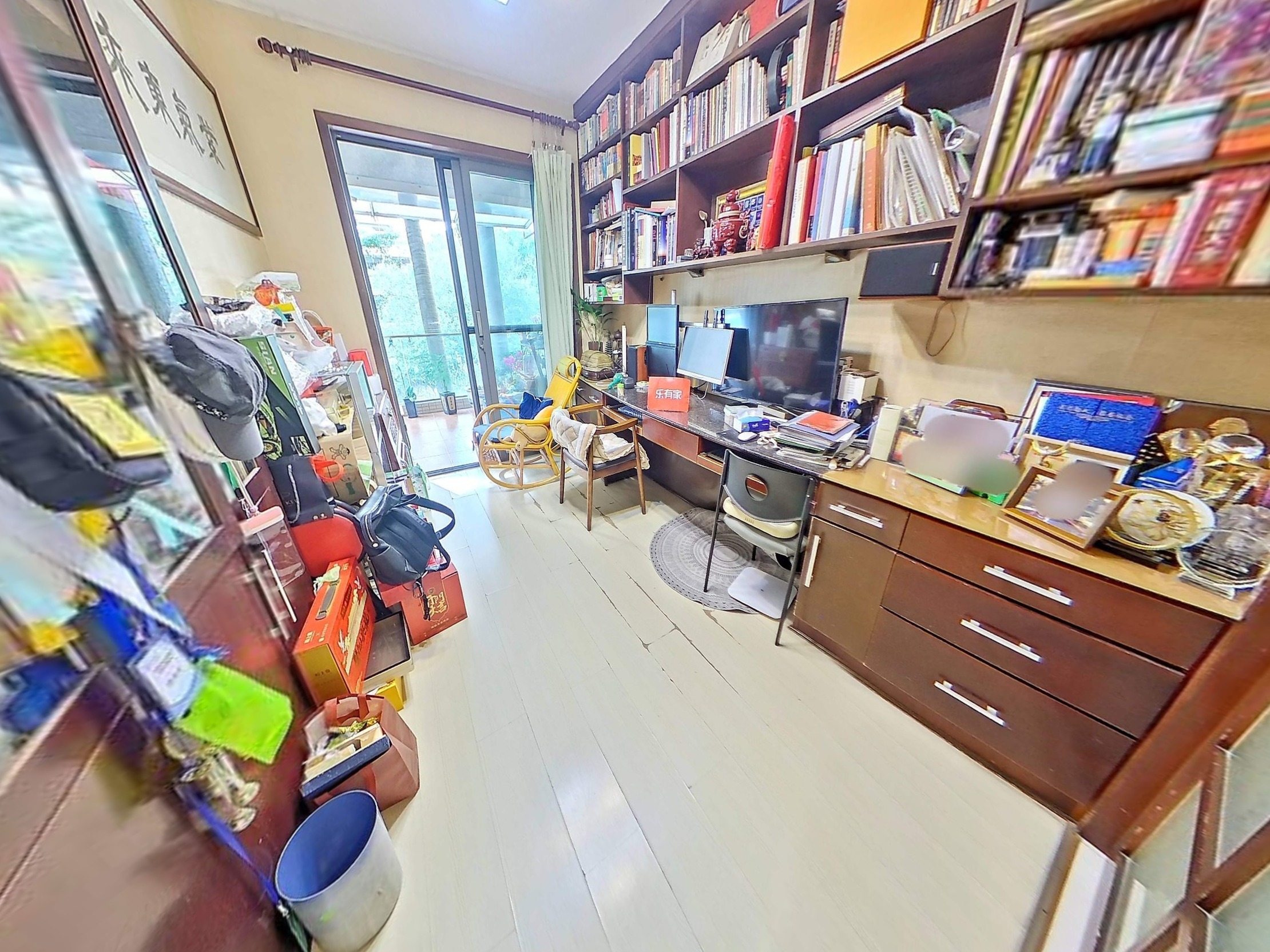 碧海云天居住大四房，居住安静舒适，靠近地铁口