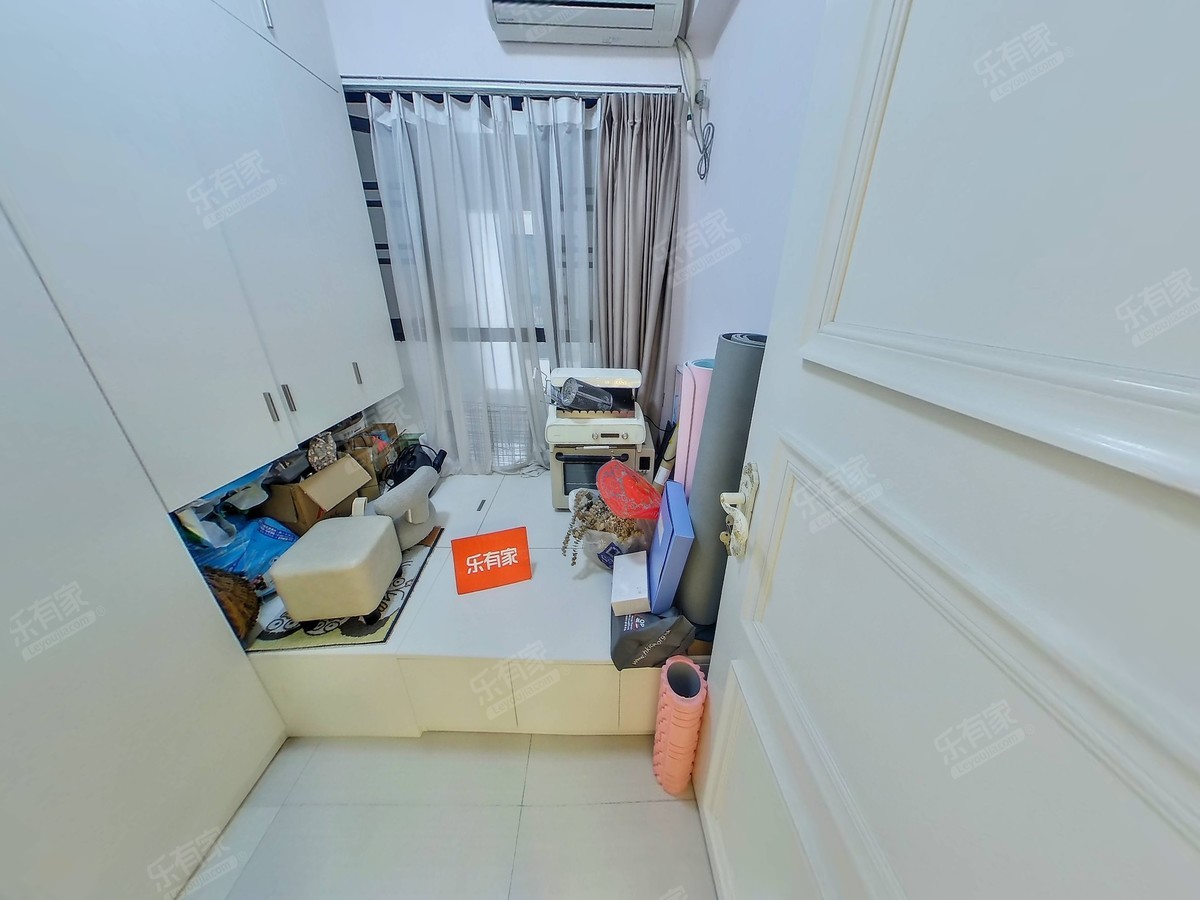 全新豪华装修，2013年次新房，车位充足