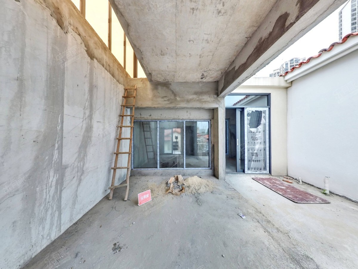 已经做好部分装修的大房子，前后花园