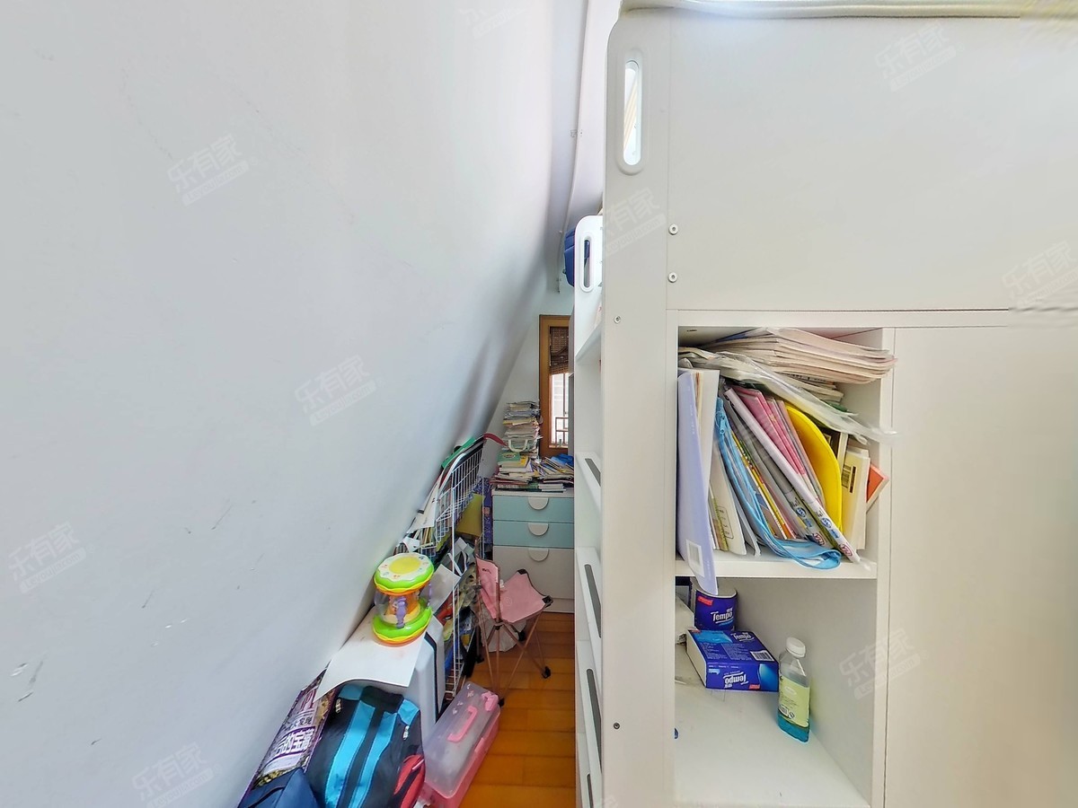 房子方正，简单装修，就是采光通风好。