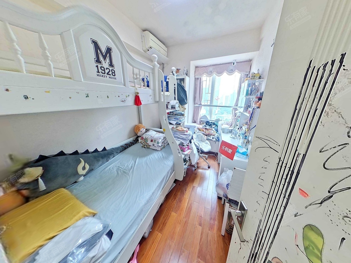 阳光二期精装大三房，户型方正装修保养完善